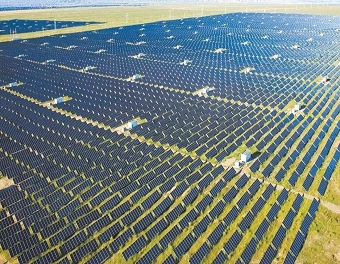 Bangkok, na Tailândia, lançou oficialmente seu programa "Bangkok Solar City", incentivando a instalação de painéis solares em telhados.